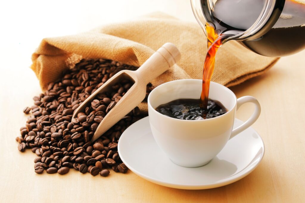 コーヒー豆とコーヒーサーバーから注ぐブラックコーヒー