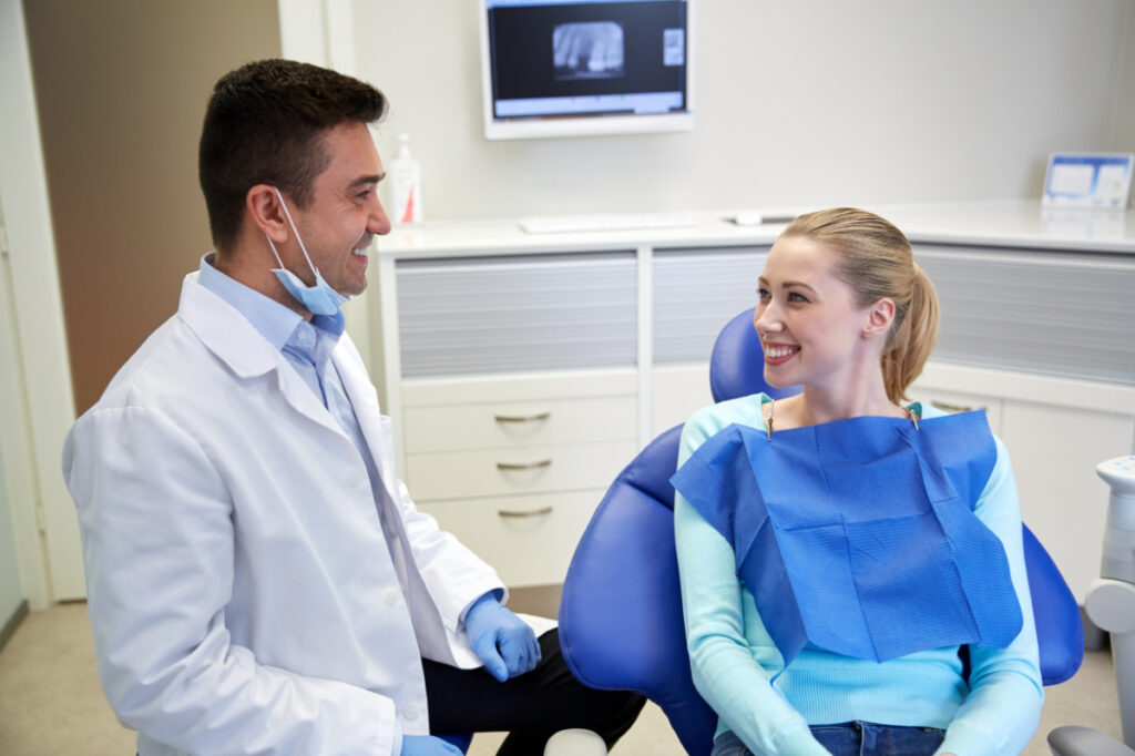 歯科医師と患者が笑顔で会話をしている