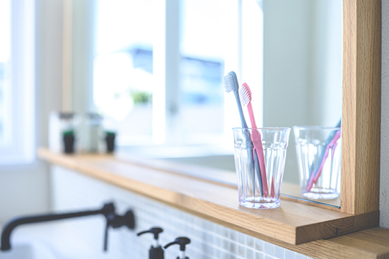 自宅で口腔内をセルフケアするイメージ