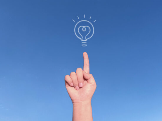 指から電球を出す人