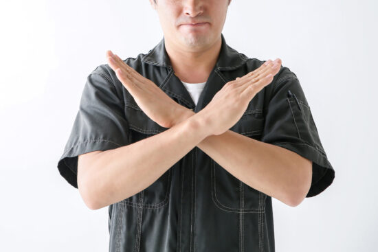 両手でバツマークをあらわしている