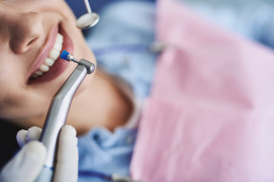 歯科医院でクリーニングを受ける女性