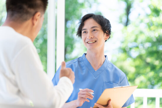 自宅に訪問してカウンセリングを行う医師