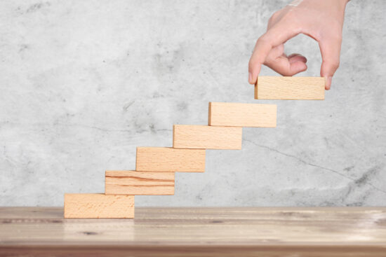 木のブロックで階段を作っている