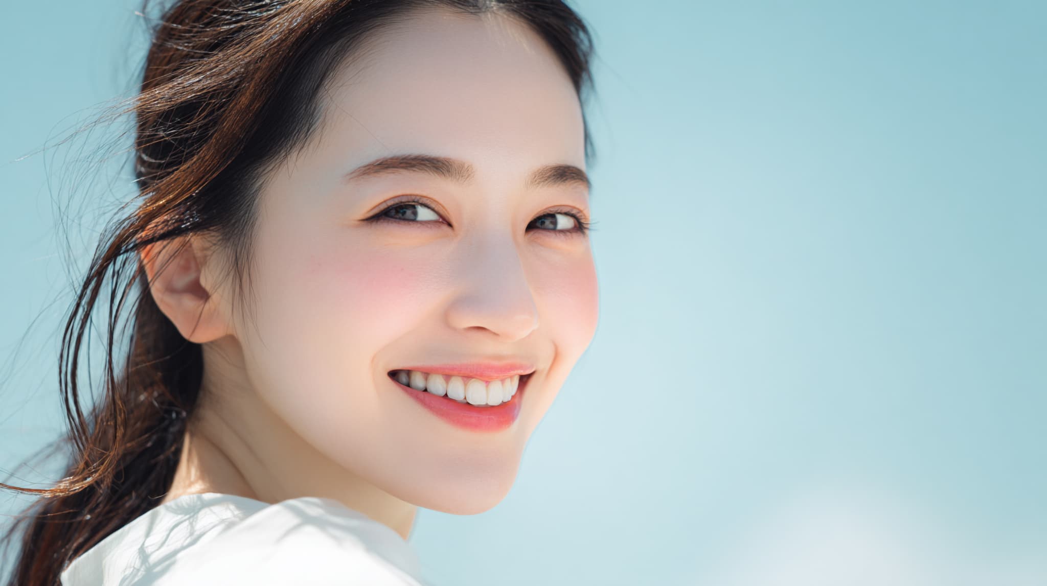 歯周病を治療して笑顔の女性
