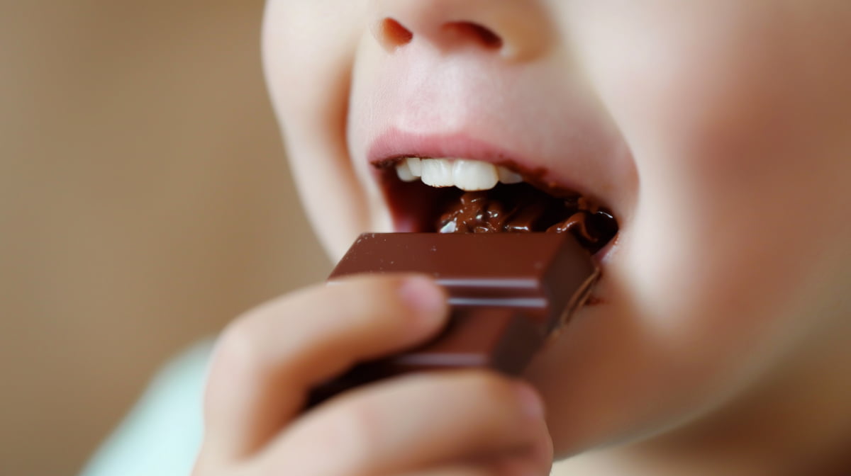 チョコレートを食べる子どもの口元