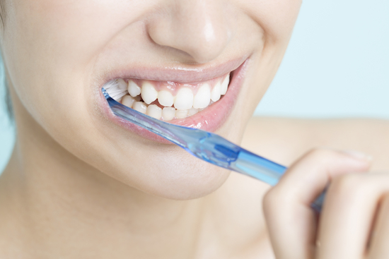 歯石の予防で歯磨きする女性