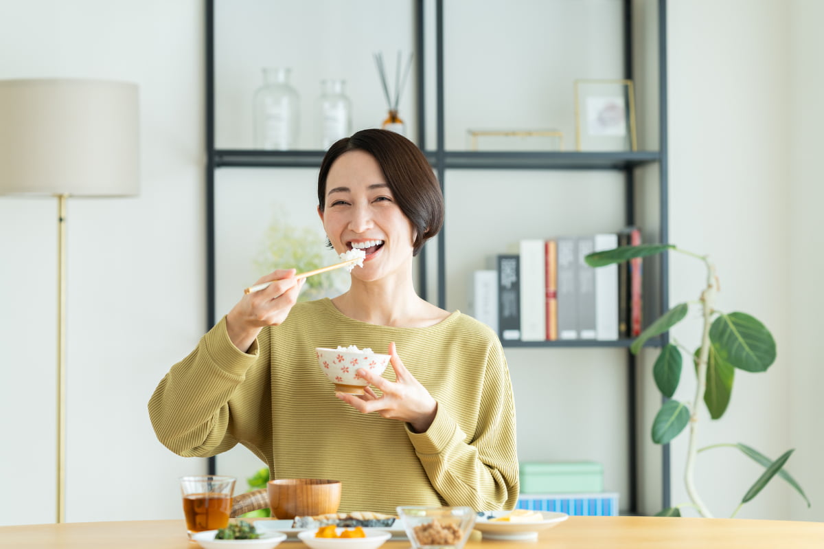 よく噛んで食事をする女性