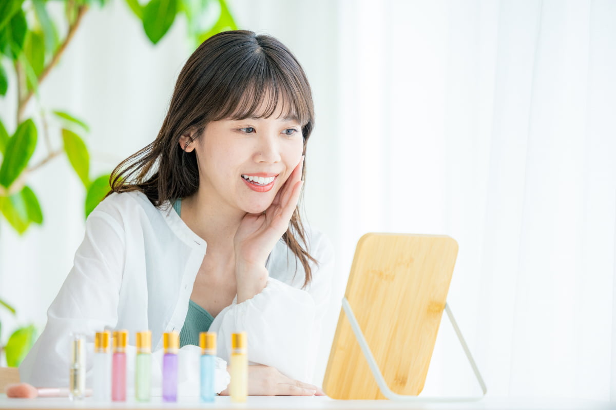 歯並びを矯正して笑顔を見せる女性