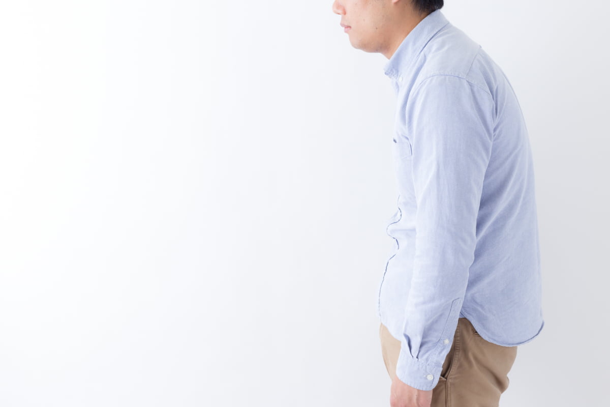 姿勢の悪い男性