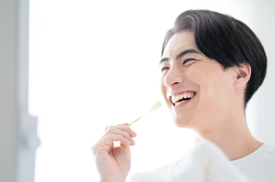丁寧な歯磨きできれいな歯の男性