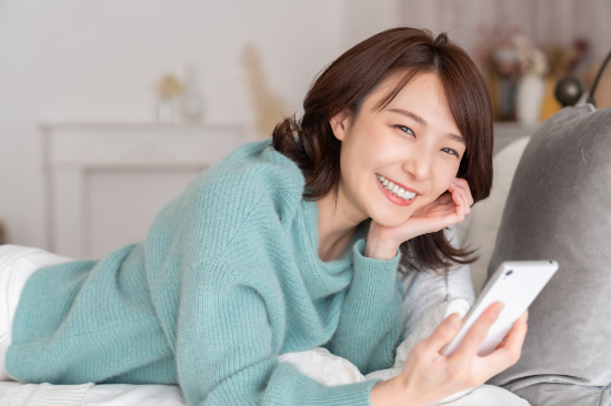 スマホで口コミ投稿する女性