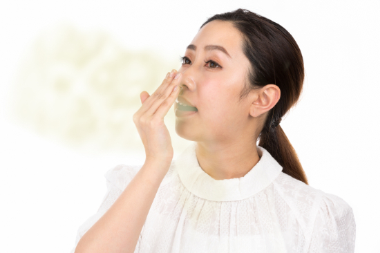 マウスピース矯正中に口臭がする女性