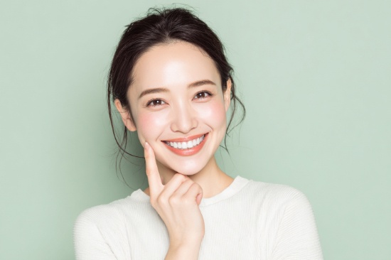 矯正期間とリテーナー装着機間を終えて綺麗な歯並びになった女性