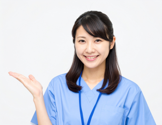 リテーナーについて紹介する歯科衛生士の女性