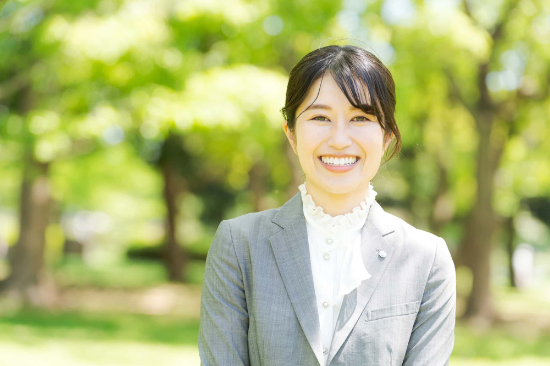 取れたセラミックの歯を治療して笑顔の女性