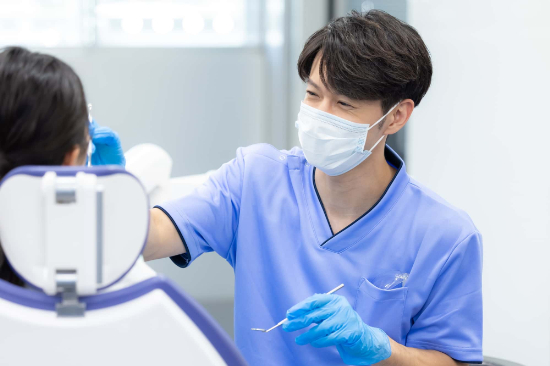 セラミックの歯が取れて歯科医院に行くイメージ