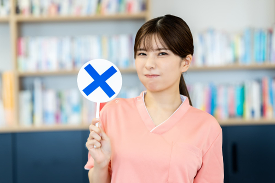 セラミックの歯が取れた時にしてはいけないことを説明する女性