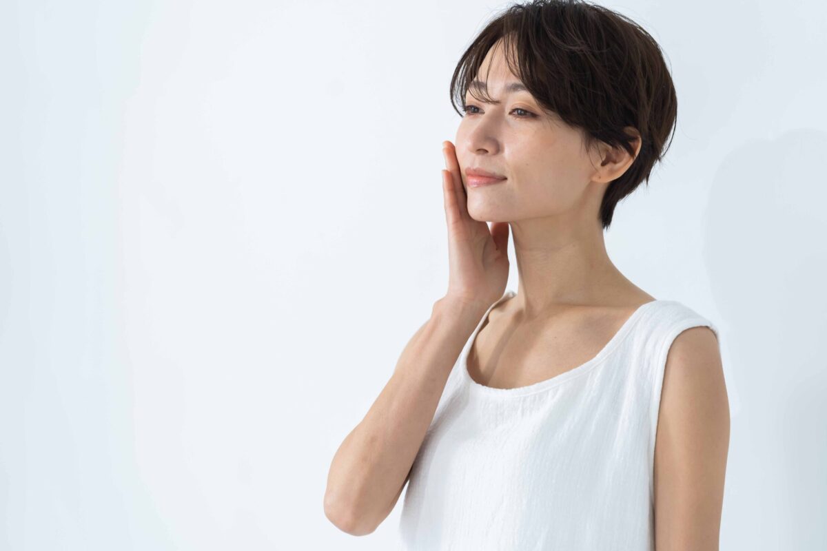 頬に手を当てる女性