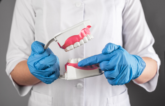 親知らずがまっすぐに生え抜かなくてもいいケースを説明する歯科医師