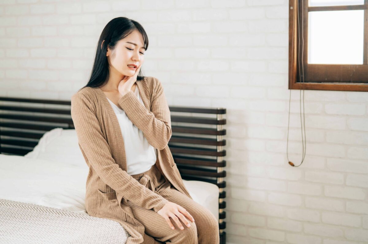 埋まっている親知らずを痛がる女性
