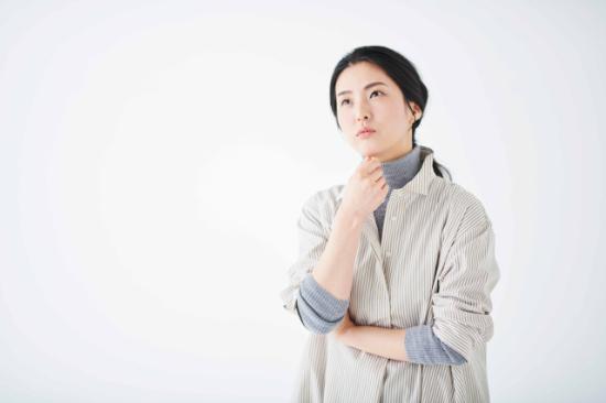 インレーとクラウンの違いについて考える女性