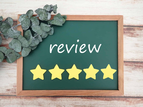 患者様の声を示すレビューの文字と星5つの書かれた黒板