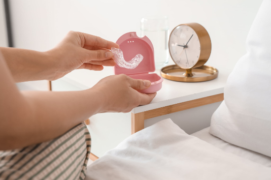 毎晩の就寝前に洗浄したマウスピースを専用ケースにしまっているイメージ