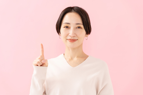 マウスピース矯正でお手入れが重要な理由を説明する女性