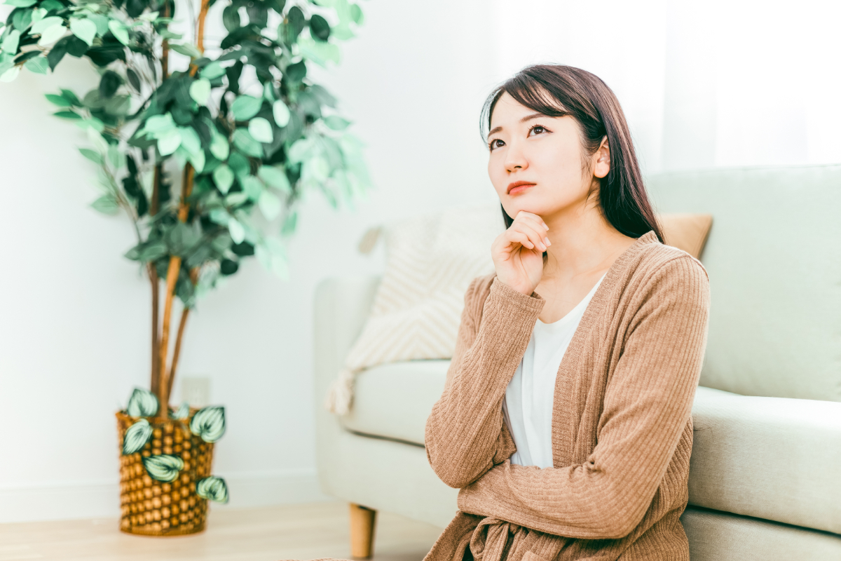 受け口とは何かを考えている女性