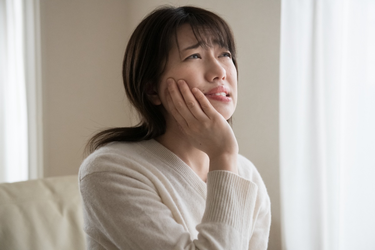 歯が痛い女性