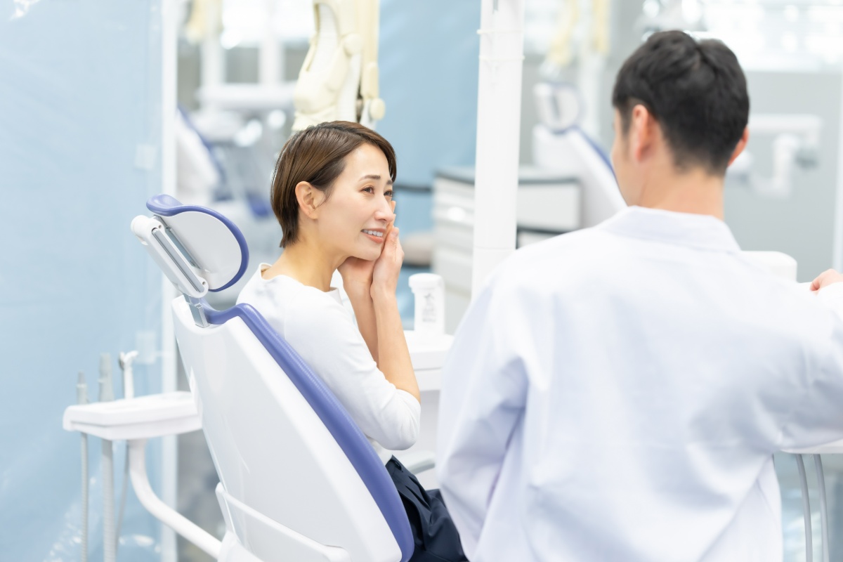 親知らずが虫歯の女性