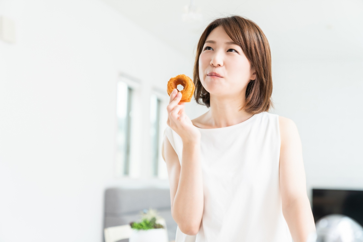 ドーナツを食べる女性