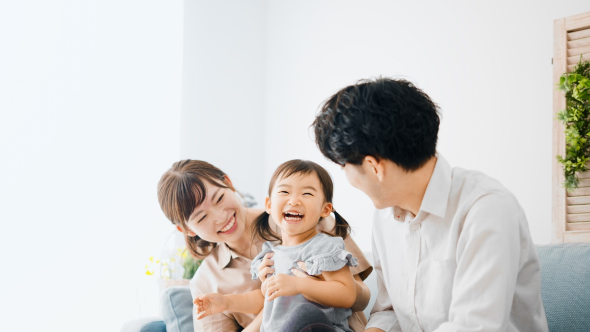 歯並びが整った子どもと笑顔の両親