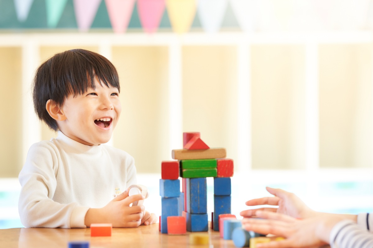 積み木で遊ぶ幼い男の子