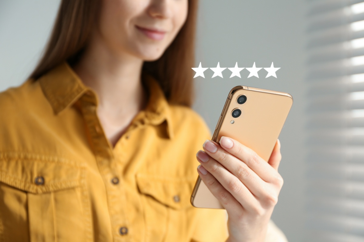 患者様の口コミをスマホで確認する女性